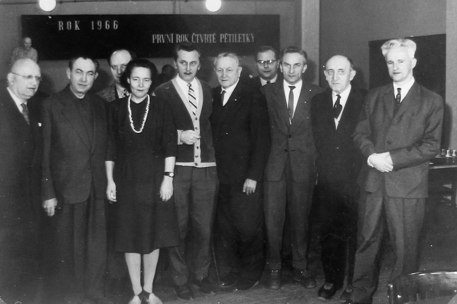 Tiba Dv�r Kr�lov� n/L - "A" mu�stvo (polovina 60. let) - Old�ich �ternberg, MUDr. Eduard Drahansk�, Franti�ek B�lovsk�, Bed�i�ka Rajsnerov�, prof. Jaroslav Cerman, Jaroslav Mohet,                               Karel �e�ovsk�, Milo� N�hlovsk�, Emil...