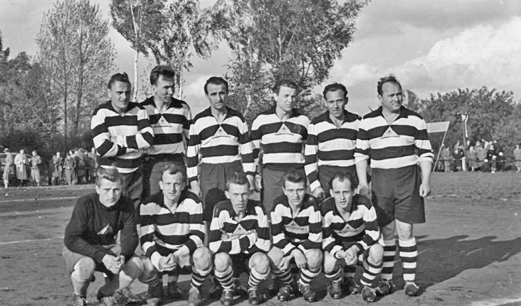 Spole�n� mu�stvo Juty a Tiby ze dne 22. 5. 1955 na h�i�ti na Hrub�ch luk�ch p�ed z�pasem se Slavojem Liberec (p�edch�dce dne�n�ho ligov�ho Slovanu Liberec) a v�hra 2:0 Horn� �ada zleva: Cihl��, Bro�, �ubrt, Fl�gr, Junek, Sedlisk� Doln� �ada zleva:  ?...