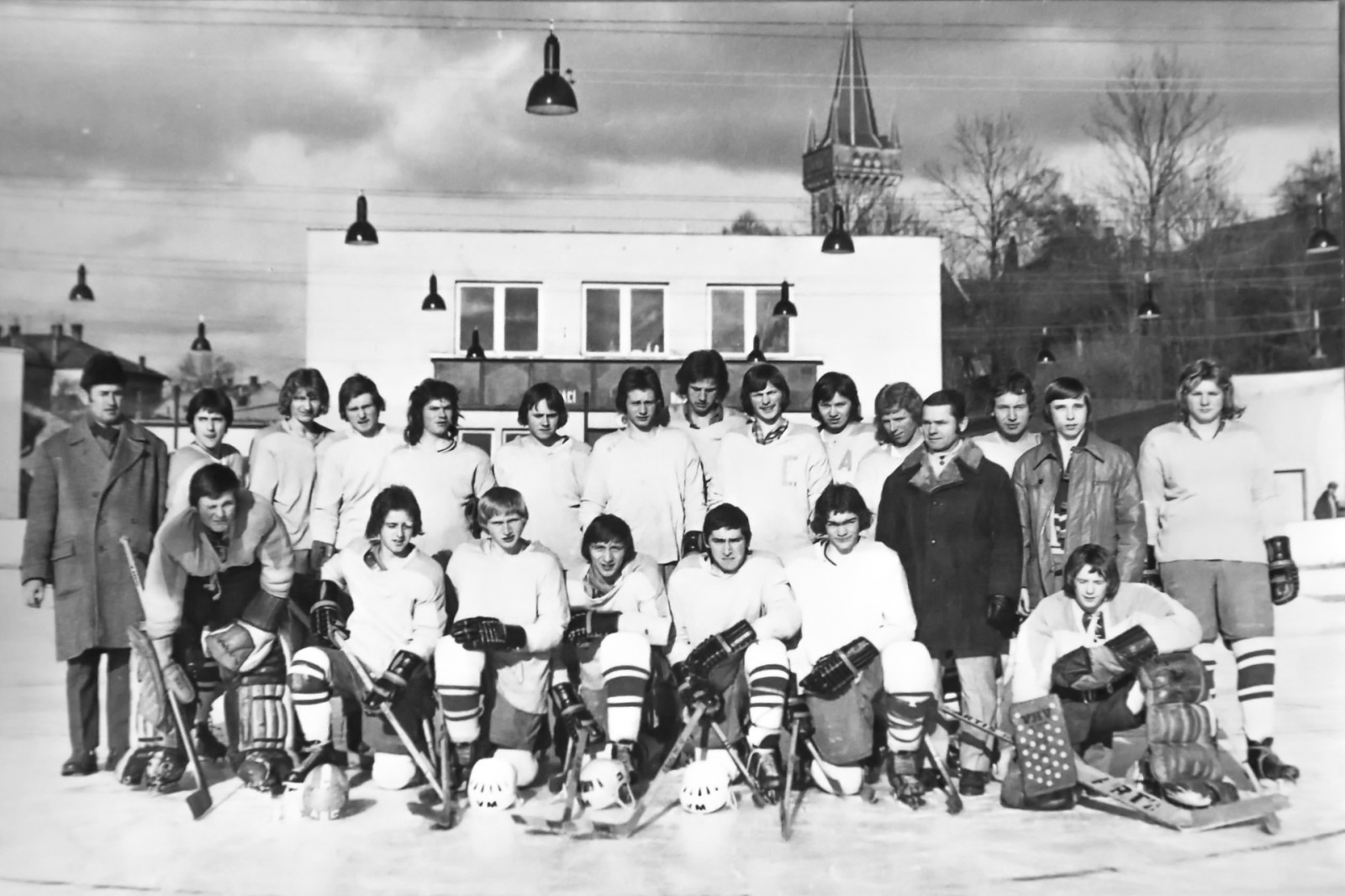 TJ Dv�r Kr�lov� n/L 1974 - 1975, p�eborn�ci V�chodo�esk�ho kraje (postup do 2. ligy dorostu) Horn� �ada zleva: �ulc st. (vedouc� mu�stva), M�cha, Haase, V�tvi�ka, Jane�ek, Holan, Lhotsk�, Saris, Petr�, �ediv�, Vohnout, Petera (tren�r), Str�nsk�...