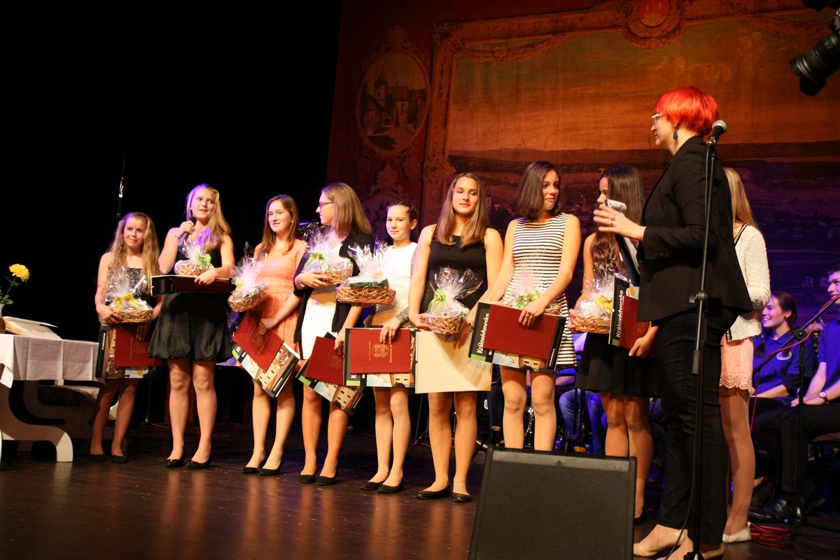 dru�stvo Team Gym TJ Sokol Dv�r Kr�lov� nad Labem - Jana Holubcov�, Kate�ina Holubcov�, S�ra Erbenov�, Tereza Hul�kov�, Nela Dr�pal�kov�, Monika Fi�erov�, Eva �patenkov�, Jana �patenkov� a S�ra Sicilsk�