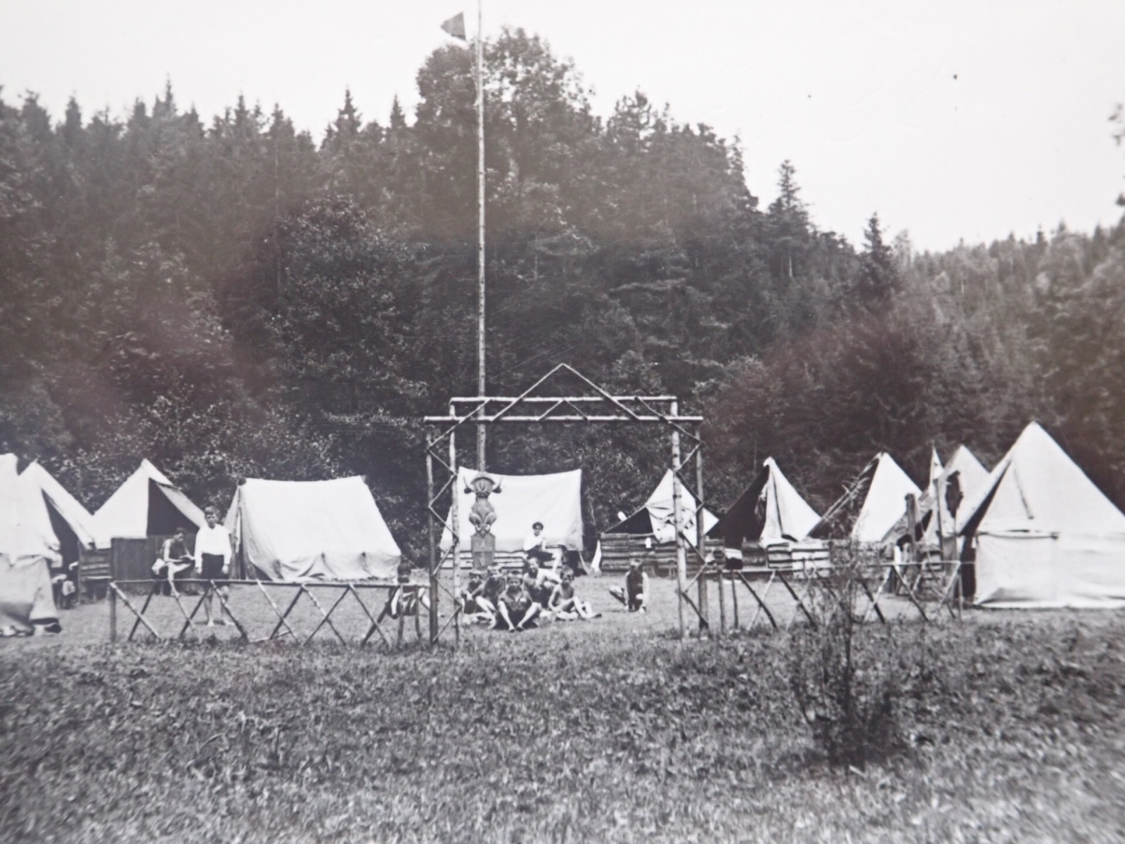 Spole�n� t�bor dvorsk�ch skaut� u Ivansk�ho jezera u Rychnova n.K. - 1932T�bor vedli spole�n�br. Munzar a br. Weston