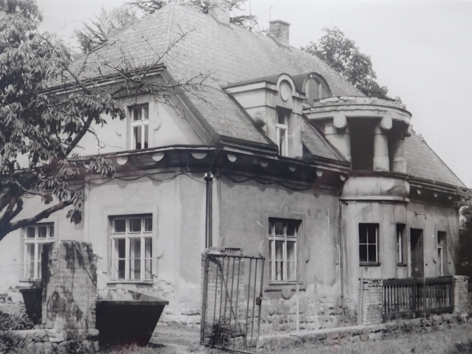 N� nov� skautsk� domov p�ed rekonstrukc� v roce 1991