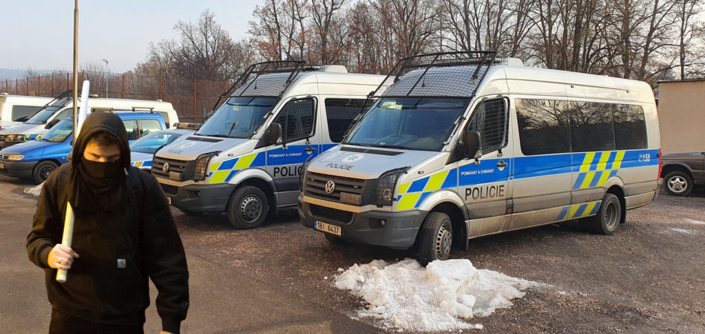 Mlad� anarchista odm�t� n�vrat do domova ml�de�e po tom co v jeho pokoji byli ubytov�ni p��slu�n�ci �esk� policie.